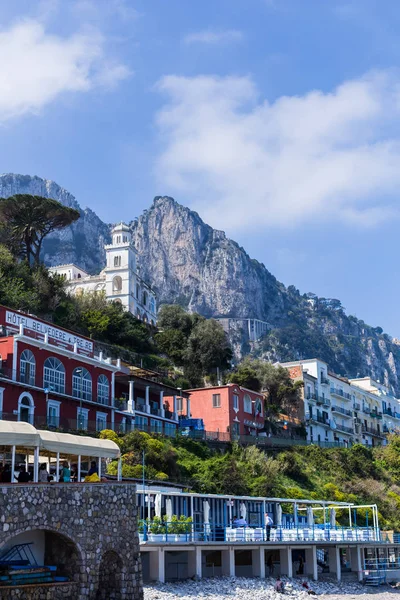 Bela paisagem urbana colorida nas montanhas sobre o mar, Europa, arquitetura tradicional italiana — Fotografia de Stock