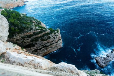 Kayalıkların, körfezlerin, berrak denizin üst görüntüsü - doğa arka planı