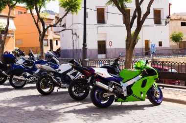 24 Haziran, 2018-Relleu İspanya: eski bir Avrupa şehri sokakta bir sıra olarak ayakta motosiklet