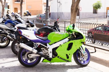 24 Haziran, 2018-Relleu İspanya: eski bir Avrupa şehri sokakta bir sıra olarak ayakta motosiklet