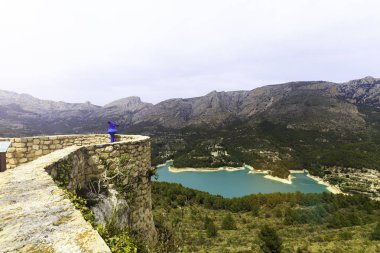 Panoramik güzel peyzaj dağ köyü Guadalest, İspanya.
