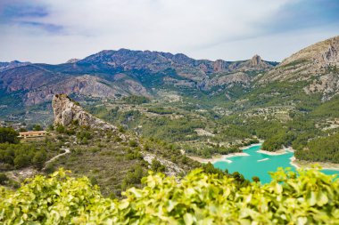 Panoramik güzel peyzaj dağ köyü Guadalest, İspanya.