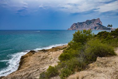 İspanya 'nın Calpe kentindeki Ifach Rock Doğal Parkı ya da Penon de Ifach panoramik manzarası. Görüntü Moraira Costa Blanca 'dan.