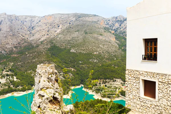 Panoramik güzel peyzaj dağ köyü Guadalest, İspanya.