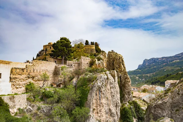 Panoramic view to beautiful landscape in mountain village Guadalest, Spain. — Stock Photo, Image