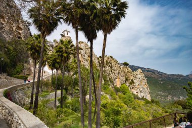 Guadalest, İspanya - 21 Nisan 2018: Dağ köyü Guadalest, İspanya'da güzel manzaranın panoramik manzarası.
