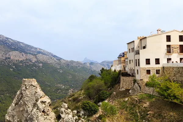 Guadalest, İspanya - 21 Nisan 2018: Dağ köyü Guadalest, İspanya'da güzel manzaranın panoramik manzarası.