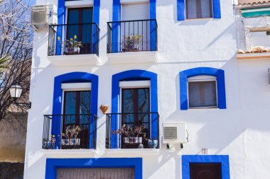 Finestrat, Alicante, İspanya - 23 Şubat 2019: Fenistrat İspanya'nın eski kentinde mavi süslenmiş beyaz bir evin cephesi