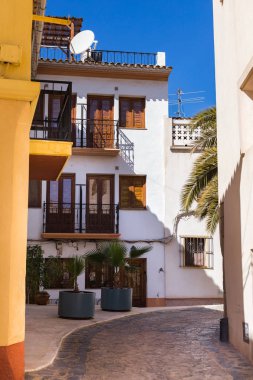 Finestrat, Alicante, Ispanya-23 Şubat, 2019: beyaz evler ve Arnavut kaldırımlı yol ile eski şehirde dar rahat sokak