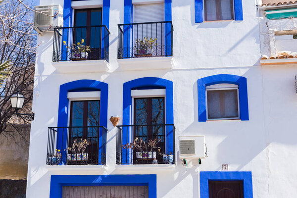 Finestrat, Alicante, Spain - 23 февраля 2019: Фасад белого дома с голубой отделкой в старом городе Fenistrat Spain
