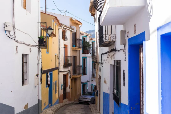 Finestrat, Alicante, España - 23 de febrero de 2019: Calle estrecha en el casco antiguo con casas de colores con yeso y escaleras de adoquín . — Foto de Stock