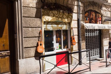 Finestrat, Alicante, İspanya - 23 Şubat 2019: Kilise ile meydanına bakan yıpranmış alçı ile renkli evler ile eski şehirde dar sokak