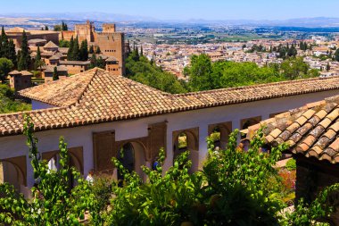 Granada, İspanya - 27 Mayıs 2019: Ünlü çeşmesi ve bahçesiyle Generalife avlunun genel görünümü. Alhambra de Granada kompleksi