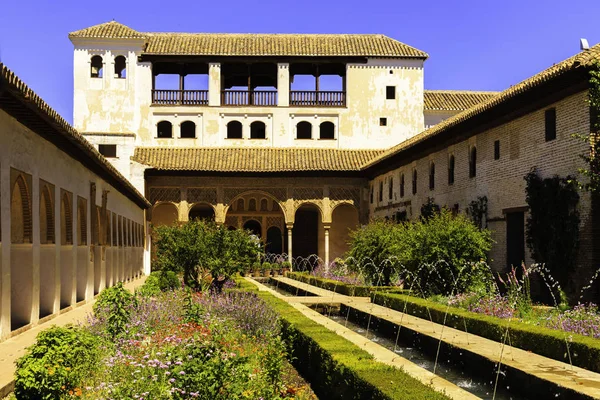 Ünlü çeşmesi ve bahçesi ile Generalife avlusu genel görünümü. Alhambra de Granada kompleksi.