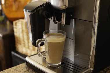 Espresso makinesi taze kapuçino kahve yakın çekim döker.