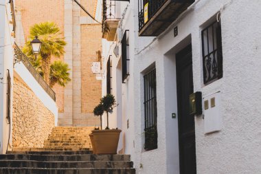 Altea, İspanya - 19 Şubat 2019: Beyaz evler ve arnavut kaldırımlı yolu ile eski şehirde güzel dar sokak