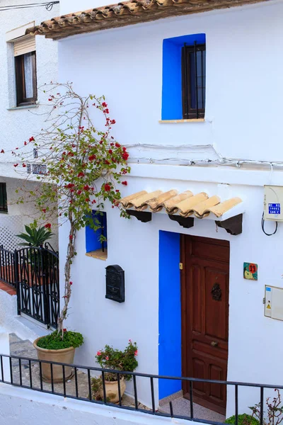 Altea, Alicante, España - 19 de febrero de 2019: fachada de una casa blanca con adornos azules en el casco antiguo — Foto de Stock