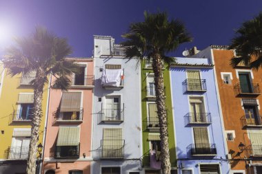 Villajoyosa, Costa Blanca, İspanya eski köyünün sokakta renkli evlerin Closeup cepheleri