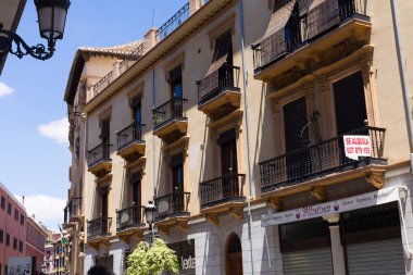 Granada, Endülüs, İspanya- 26 Mayıs 2019: Eski evler, mimari Granada ile dar sokak.