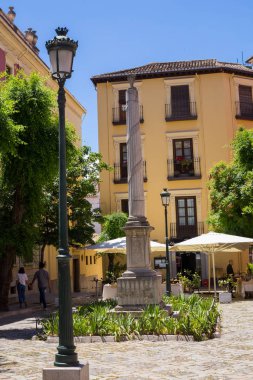 Granada, Endülüs, İspanya- 26 Mayıs 2019: Eski evler, mimari Granada ile dar sokak.