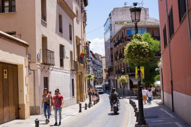Granada, Endülüs, İspanya- 26 Mayıs 2019: Eski evler, mimari Granada ile dar sokak.