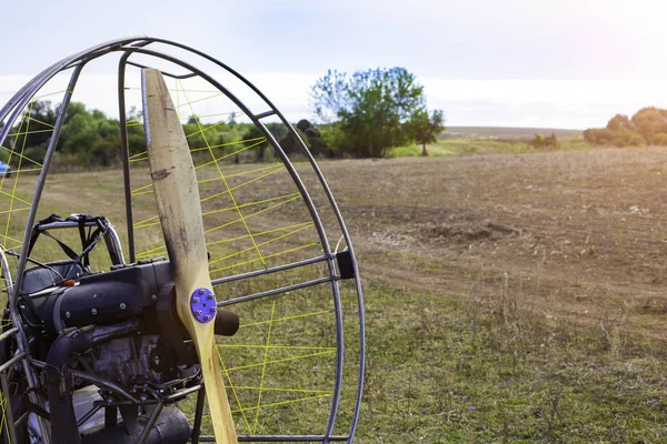 Gros plan d'une hélice à moteur parapente sur fond de champ . — Photo