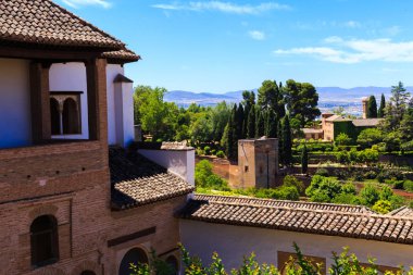 Generalife avlu, Bahçe ve ünlü çeşmesinin genel bakış. Alhambra de Granada kompleksi, İspanya