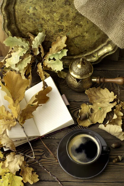 Дневник, осенние дубовые листья и турецкий кофейник на деревянном фоне. Принято. Уютно. Осенняя концепция — стоковое фото