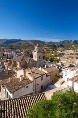 Caravaca, İspanya - 17 Kasım 2017: İspanya 'da Murcia yakınlarında bir hac yeri olan dağ sırasının arka planında Caravaca de la Cruz şehri panoraması