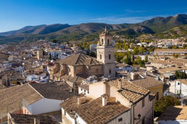 Caravaca, İspanya - 17 Kasım 2017: İspanya 'da Murcia yakınlarındaki hac mekanı olan fayanslı çatıları olan Caravaca de la Cruz şehrinin panoraması
