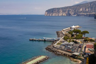 Sorrento, İtalya - 11 Nisan 2017: Napoli Körfezi kıyılarının manzarası Sorrento, İtalya