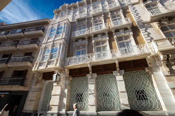 Cartagena, Espanha - 17 de novembro de 2017: fachadas de casas na rua principal da cidade com bela arquitetura — Fotografia de Stock