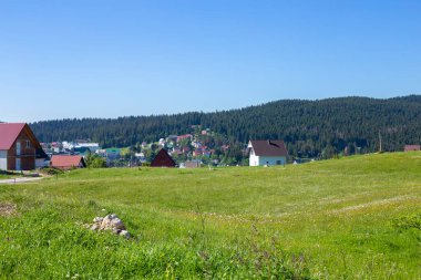 Karadağ 'ın bozulmamış kırsal kesimindeki Zabljak kasabası yakınlarındaki dağlık arazi ve çayırlardaki köy.