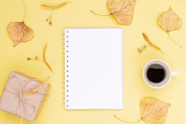 秋天的作文 清澈的日记与春天 礼物包裹在牛皮纸 秋天的叶子 一杯咖啡与黄色的背景 平面布局 顶视图 复制空间 — 图库照片