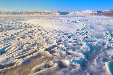 donmuş göl tarafından kar kaplı ile kış manzarası 