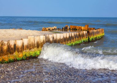 deniz kenarında eski ahşap rıhtım