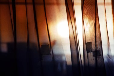 Perdeleri penceresinde