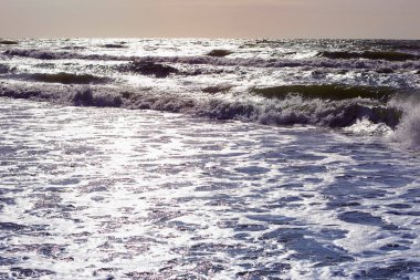 rüzgarlı hava, derin fırtınalı denizde su yüzeyi