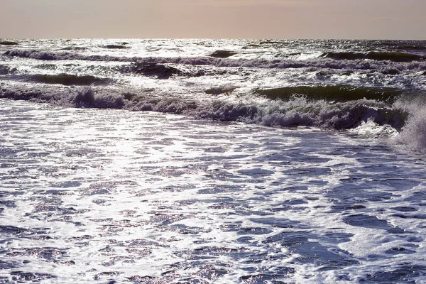 rüzgarlı hava, derin fırtınalı denizde su yüzeyi