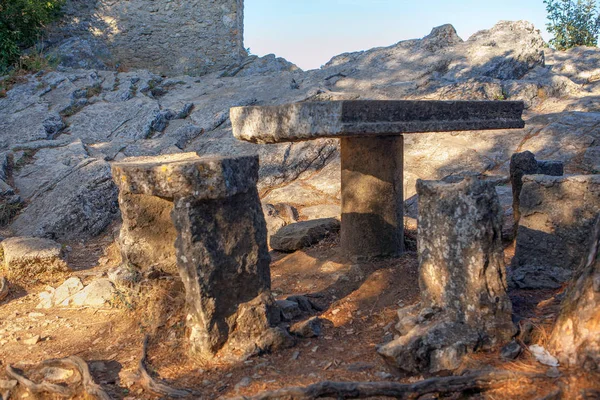 石で作られた椅子とテーブル — ストック写真