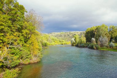 nehir ile pastoral sahne