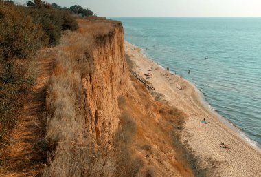 kumlu plaj ve cliff, yaz yatay