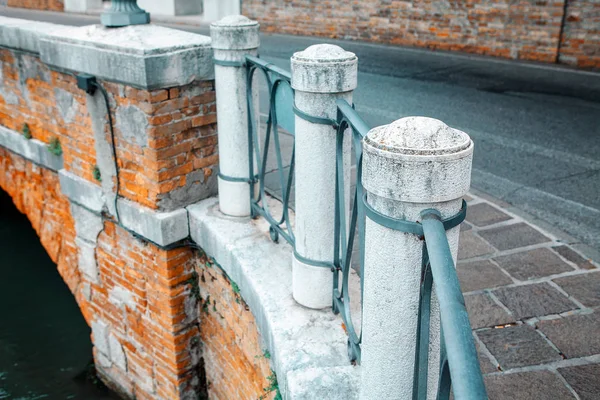 Balustrade Gemaakt Van Steen Voetgangers Straat — Stockfoto