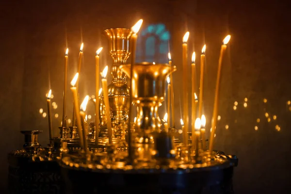 Avize Kilisesi üzerinde mum yakmak