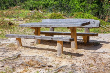 ahşap sandalye ve masa Park