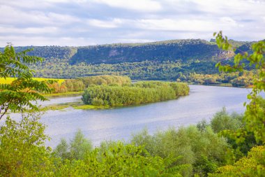 Nehri üzerinde yeşil ada