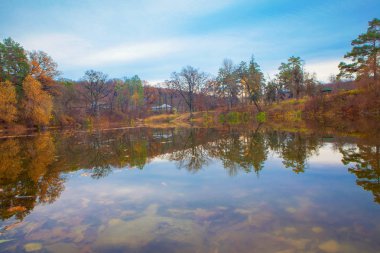 şeffaf Gölü ile sonbahar sahne 