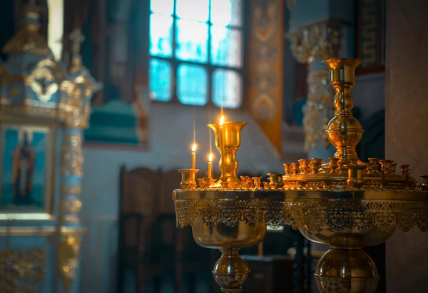 Altın avize mum yakmak