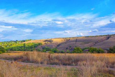 tepeler ve bulutlar ile manzara