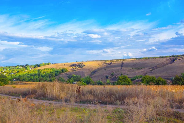 tepeler ve bulutlar ile manzara